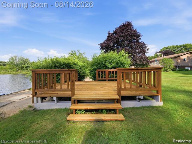 1721 Imperial Drive, Highland, MI 48356