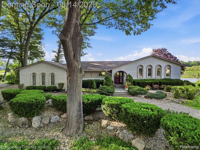 1721 Imperial Drive, Highland, MI 48356