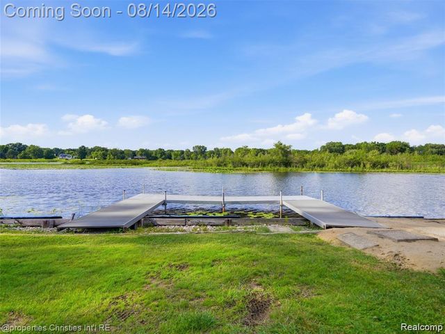 1721 Imperial Drive, Highland, MI 48356