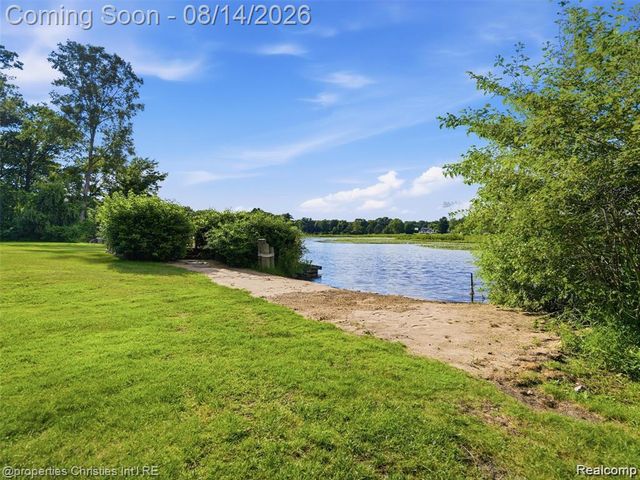 1721 Imperial Drive, Highland, MI 48356