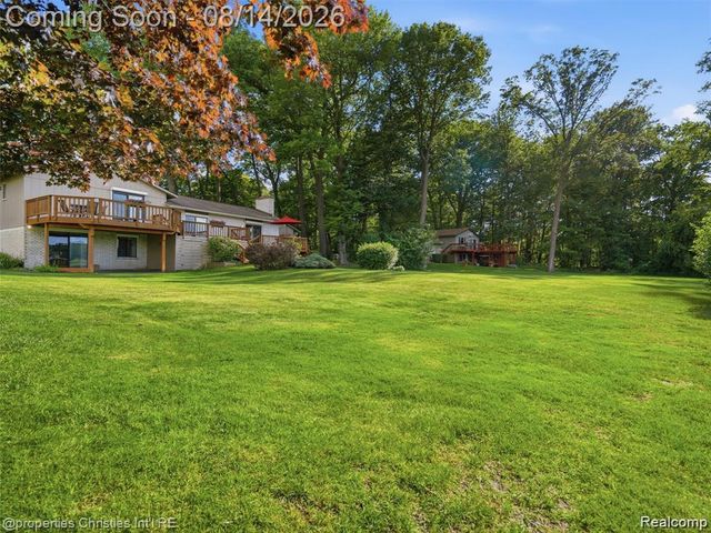 1721 Imperial Drive, Highland, MI 48356