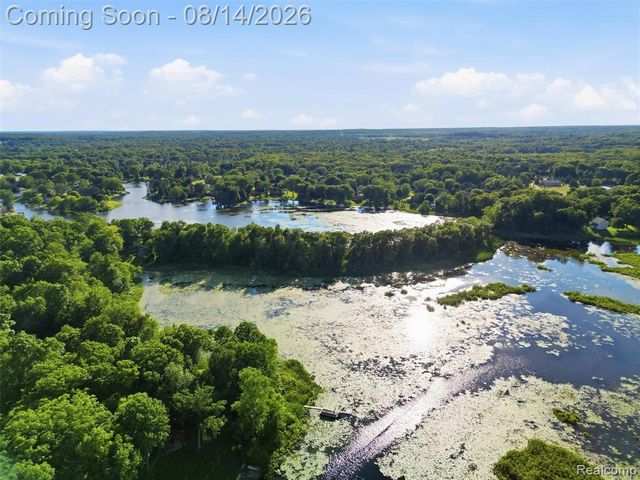 1721 Imperial Drive, Highland, MI 48356