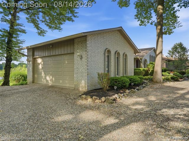 1721 Imperial Drive, Highland, MI 48356