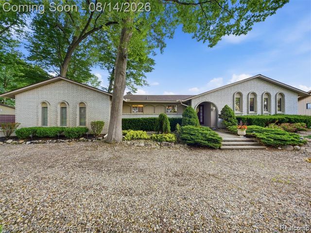 1721 Imperial Drive, Highland, MI 48356