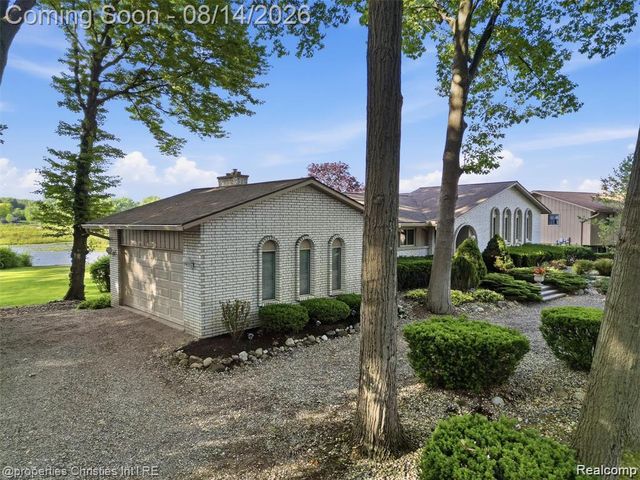 1721 Imperial Drive, Highland, MI 48356