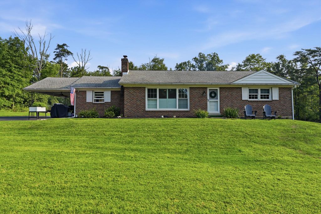 2050 PRICE RD, PENNSBURG, PA 18073 — exterior