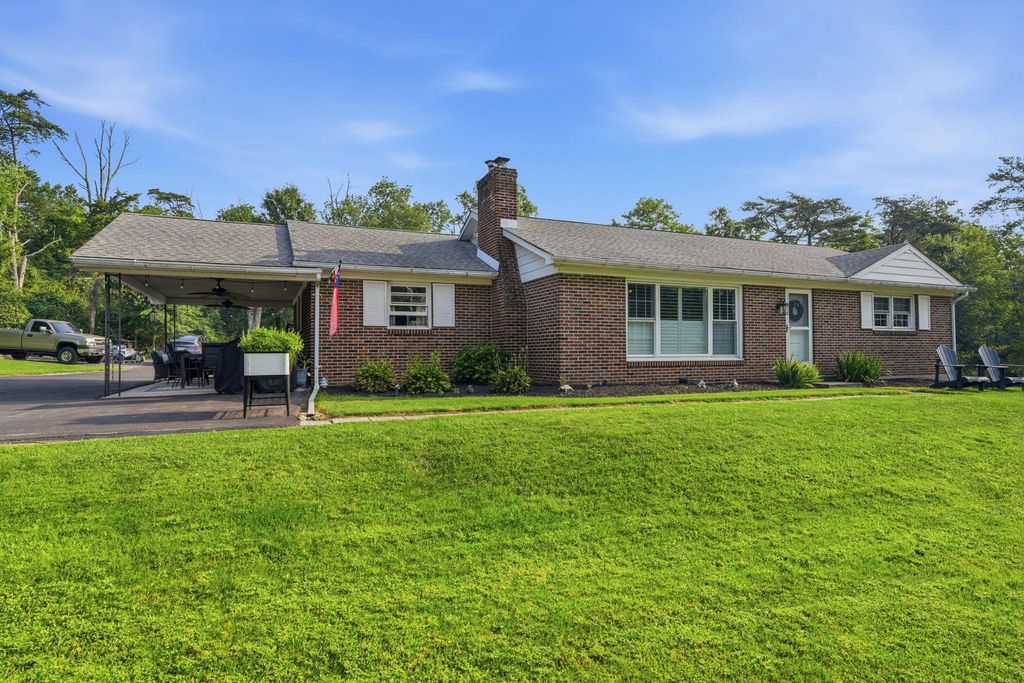 2050 PRICE RD, PENNSBURG, PA 18073 — photo 2