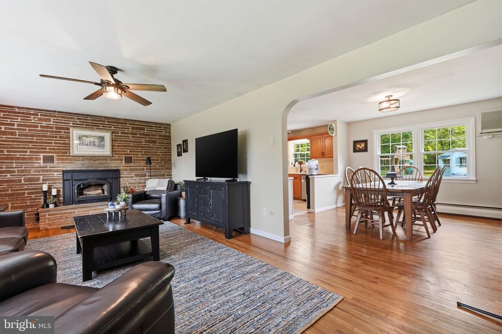 2050 PRICE RD, PENNSBURG, PA 18073 — photo 4