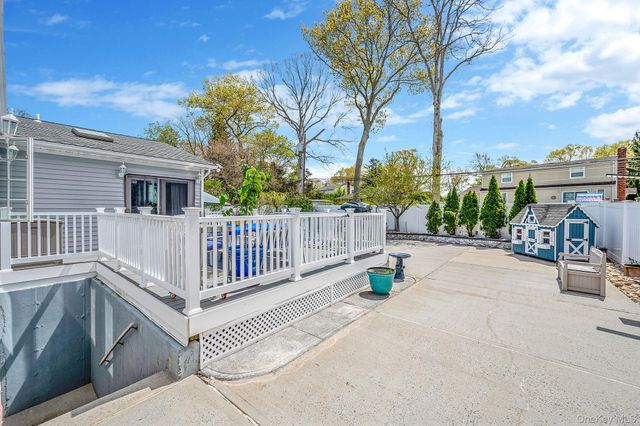 8 Whisper Lane, Smithtown, NY 11787