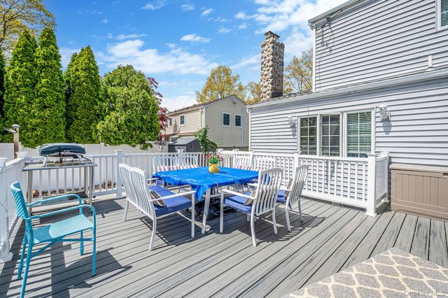 8 Whisper Lane, Smithtown, NY 11787