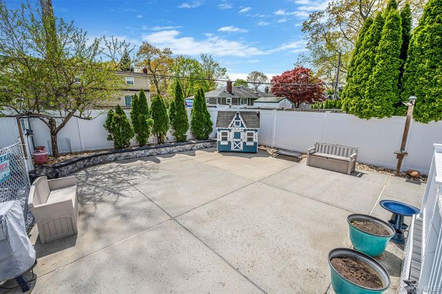 8 Whisper Lane, Smithtown, NY 11787