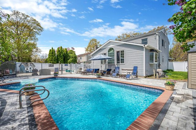 8 Whisper Lane, Smithtown, NY 11787
