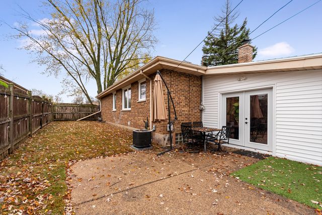 138 W Janice Lane, Addison, IL 60101