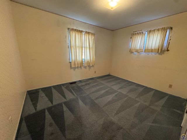 5236 SW 27th ST, Topeka, KS 66523