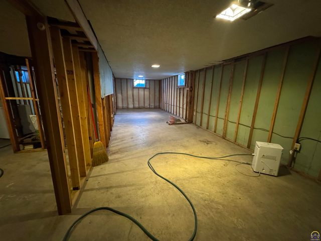 5236 SW 27th ST, Topeka, KS 66523