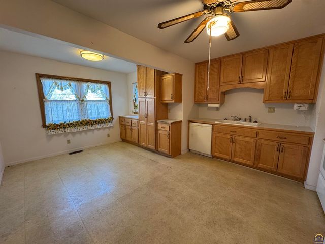 5236 SW 27th ST, Topeka, KS 66523