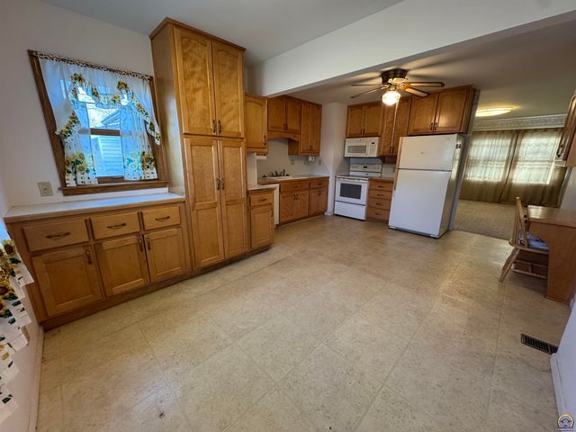 5236 SW 27th ST, Topeka, KS 66523