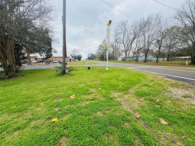 401 S Fm 356, Onalaska, TX 77360