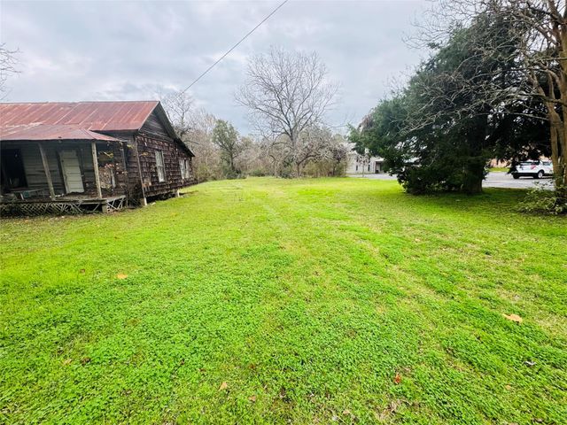 401 S Fm 356, Onalaska, TX 77360