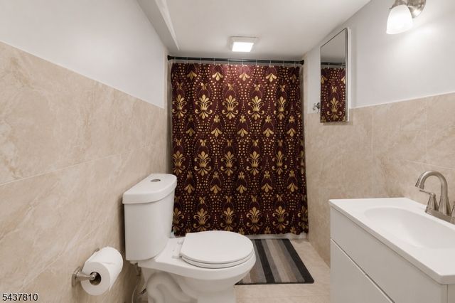 66 President St, Passaic City, NJ 07055