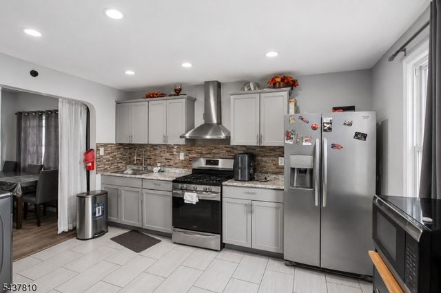 66 President St, Passaic City, NJ 07055