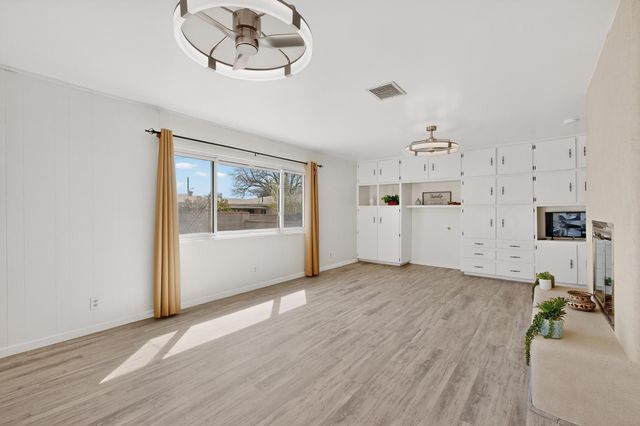 9806 McKnight Avenue NE, Albuquerque, NM 87112