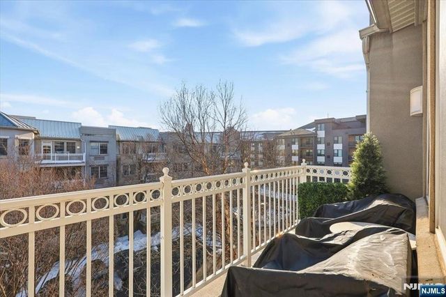 15 Freedom Way 412, Jersey City, NJ 07305