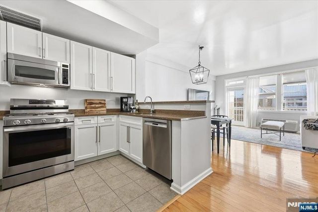 15 Freedom Way 412, Jersey City, NJ 07305