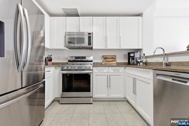 15 Freedom Way 412, Jersey City, NJ 07305