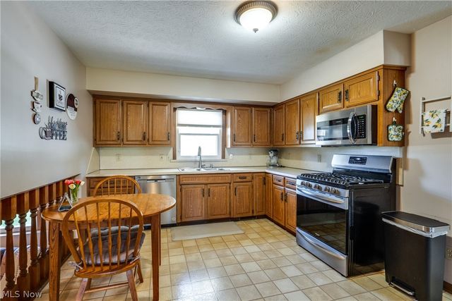 5029 Broadway Avenue NE, Louisville, OH 44641