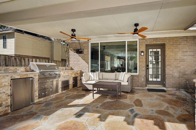 11 E Summer Storm Circle, The Woodlands, TX 77381