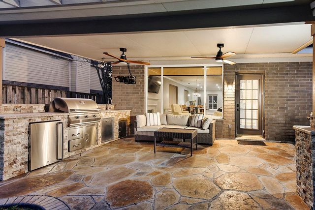 11 E Summer Storm Circle, The Woodlands, TX 77381