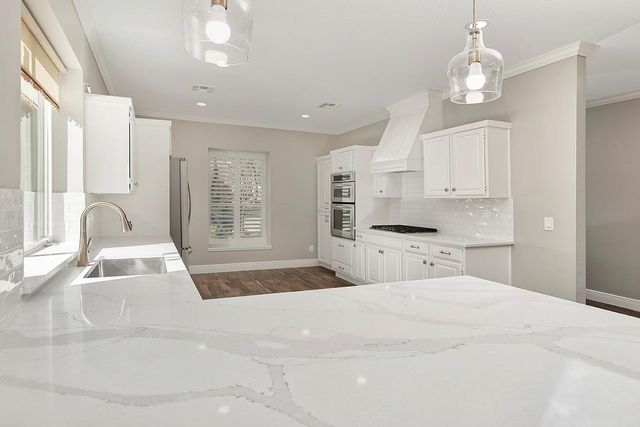 11 E Summer Storm Circle, The Woodlands, TX 77381