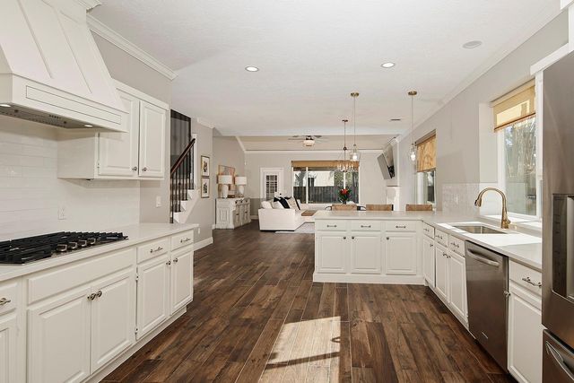 11 E Summer Storm Circle, The Woodlands, TX 77381