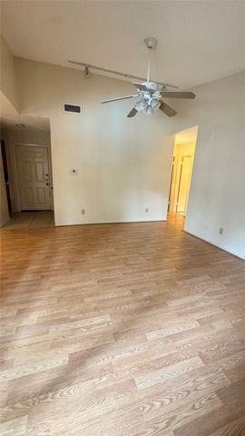 1908 CHASEWOOD Circle 207, Arlington, TX 76011