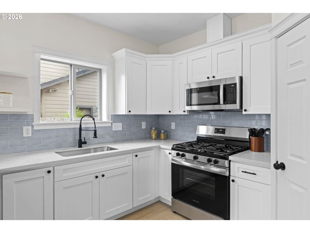 816 JULIE Ln, Molalla, OR 97038