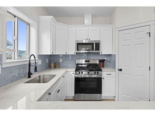 816 JULIE Ln, Molalla, OR 97038