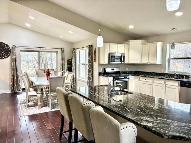 6183 S 40th STREET, Greenfield, WI 53221