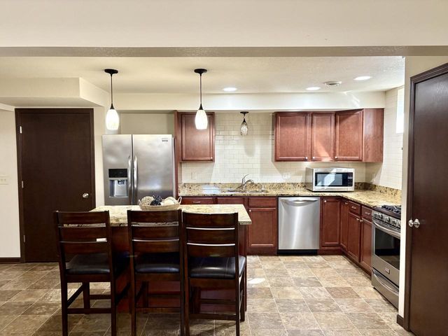 6183 S 40th STREET, Greenfield, WI 53221