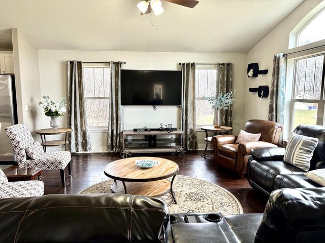 6183 S 40th STREET, Greenfield, WI 53221