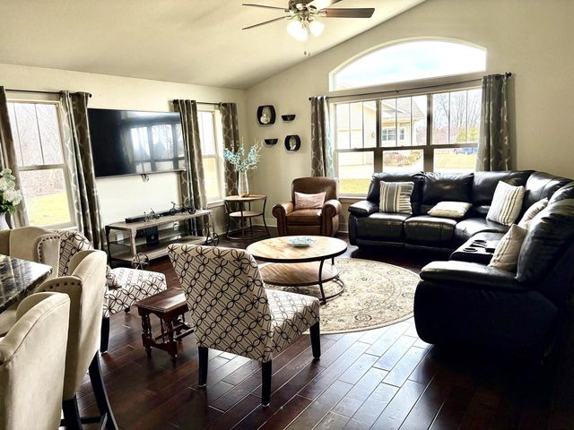 6183 S 40th STREET, Greenfield, WI 53221