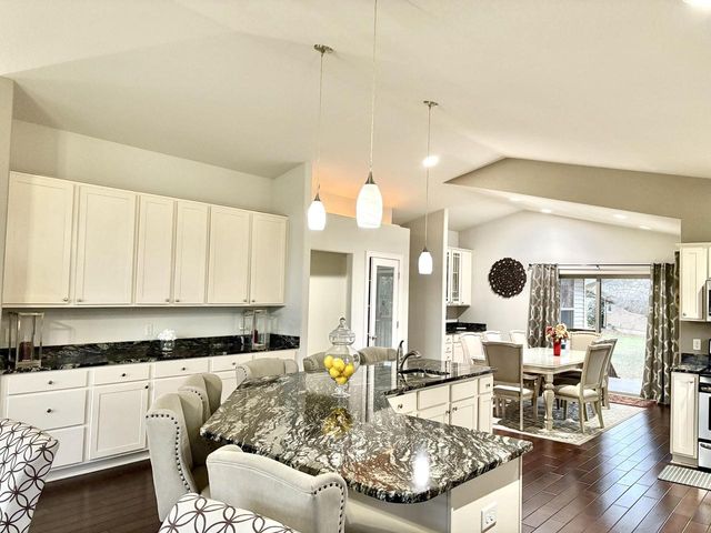 6183 S 40th STREET, Greenfield, WI 53221