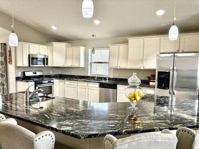 6183 S 40th STREET, Greenfield, WI 53221