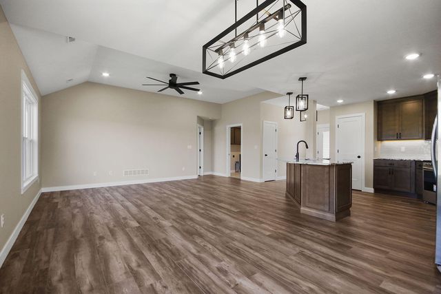 301 W FRANCIS ST, Sturgeon, MO 65284