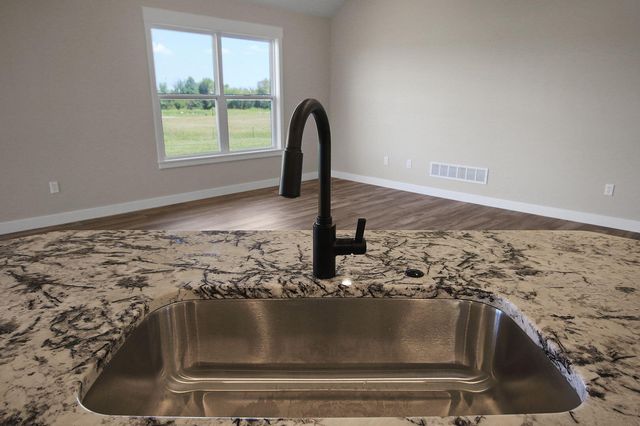 301 W FRANCIS ST, Sturgeon, MO 65284