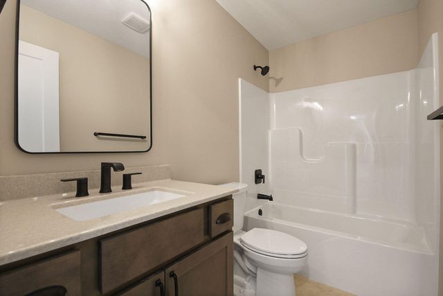 301 W FRANCIS ST, Sturgeon, MO 65284