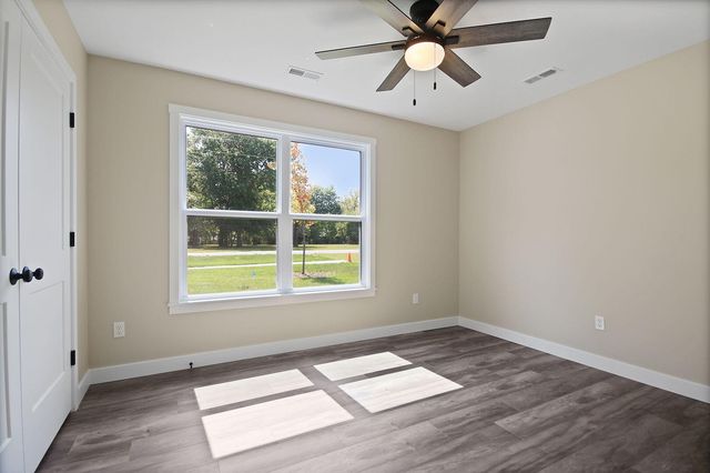 301 W FRANCIS ST, Sturgeon, MO 65284