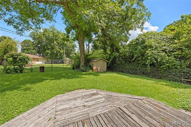 114 Saint James Lane, East St Louis, IL 62206
