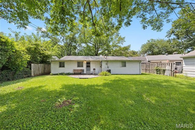 114 Saint James Lane, East St Louis, IL 62206