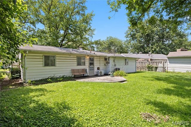 114 Saint James Lane, East St Louis, IL 62206